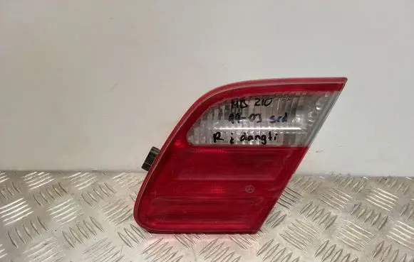 Mercedes-Benz E W210 Tailgate rear/tail lights A2108203864