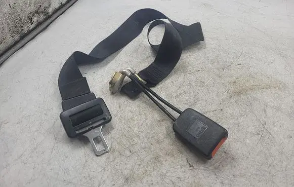 Audi 80 90 B3 Rear seatbelt 0312037