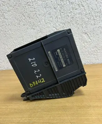 Mercedes-Benz E W210 Central body control module 2108203826 D8142