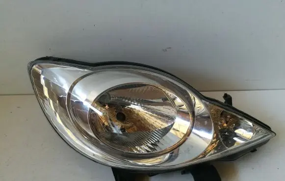 Peugeot 107 Headlight/headlamp 811100H030 89033104