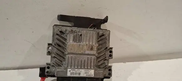 Renault Scenic II - Grand scenic II Engine control unit/module ECU 8200804775 S122326113A