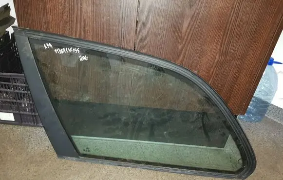 BMW 5 E39 Rear side window 51367145035