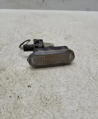 Volkswagen PASSAT B4 Front fender indicator light