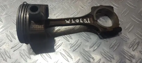 Toyota Avensis T220 Piston with connecting rod