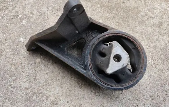 Jeep Grand Cherokee (WJ) Engine mount bracket
