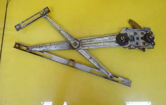 Suzuki Samurai Front door manual window regulator 