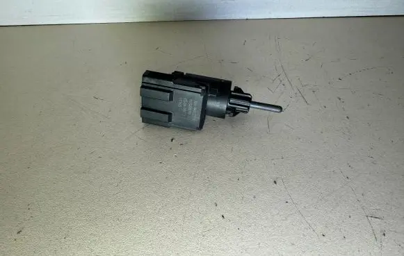 Audi A4 S4 B7 8E 8H Brake pedal sensor switch 3B0945511C 19322010 11145