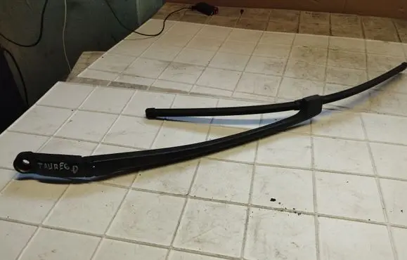 Volkswagen Touareg I Front wiper blade arm
