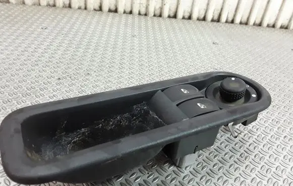 Renault Twingo II Electric window control switch 8200356515B