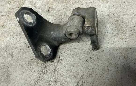 Volkswagen Golf V Front door upper hinge