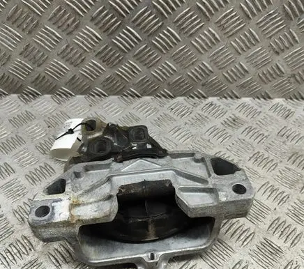 Mercedes-Benz GLA H247 Engine mount bracket A2472403100