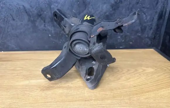 Toyota Auris 150 Engine mount bracket 07321