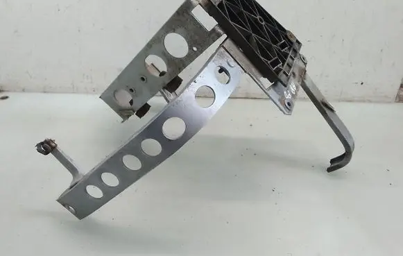 Front bumper mounting bracket