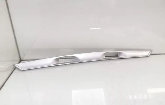 Trunk door license plate light bar