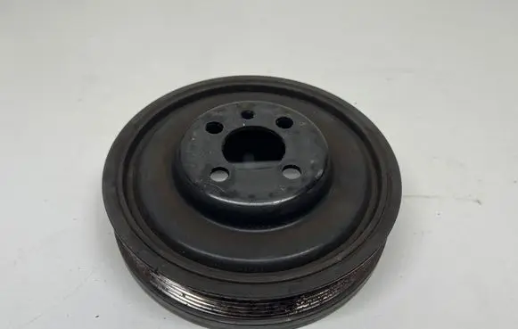 Volkswagen Golf VII Crankshaft pulley 038105243M