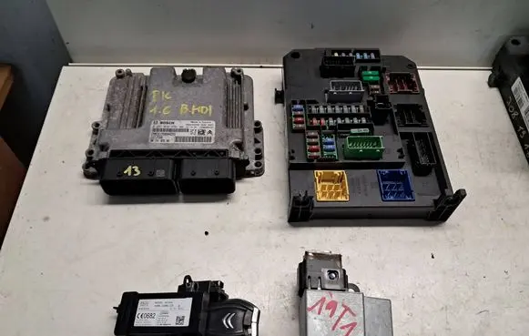 Citroen C4 II Picasso Engine ECU kit and lock set 9814182680 9806687980