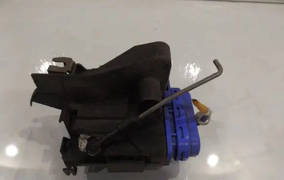 Audi A4 S4 B5 8D Rear door lock 8D0829015A