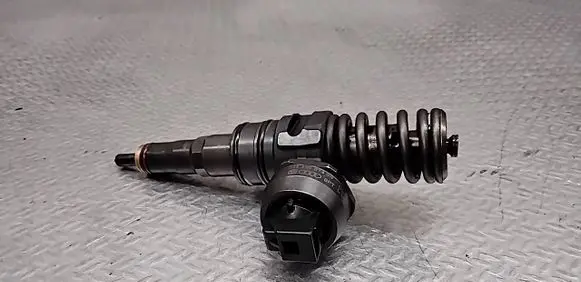 Volkswagen PASSAT B6 Fuel injector 038130073BN