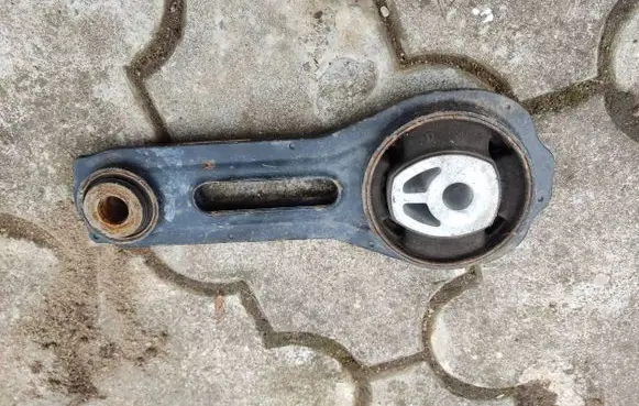 Mitsubishi Outlander Engine mount bracket