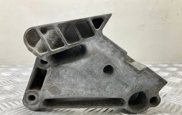 Engine mounting bracket