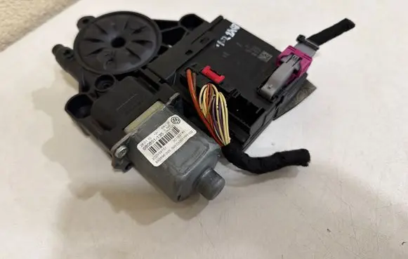 Volkswagen PASSAT B6 Front door window regulator motor 3C1837461L