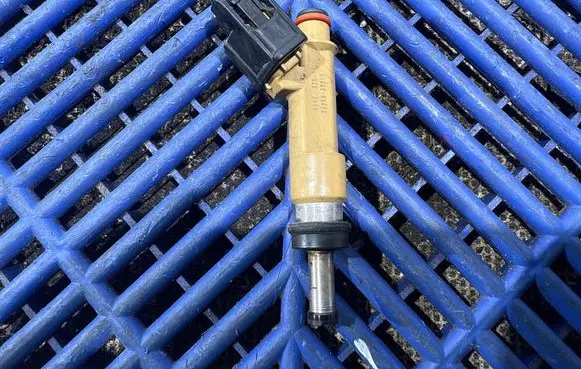 Toyota Auris E180 Fuel injector 2325037010