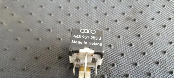 Volkswagen PASSAT B5 Other relay 443951253J 899511000