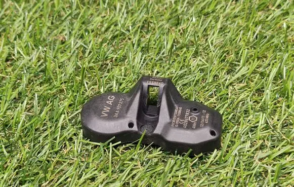 Volkswagen PASSAT B7 Tire pressure sensor 3AA907275