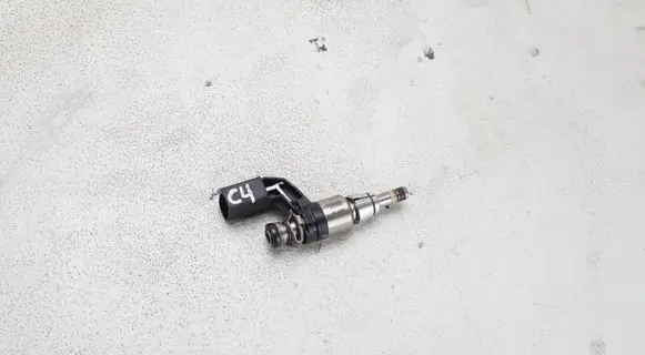 Volkswagen PASSAT B7 Fuel injector 03C906036J