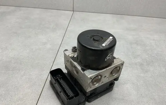 Volkswagen Golf VI ABS Pump 1K0907379BL 1K0614517DP