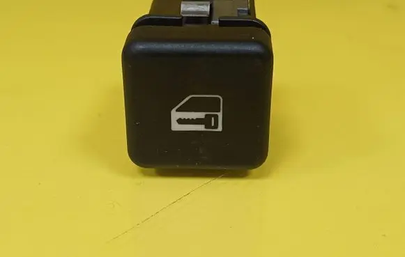 BMW 5 E39 Central locking switch button 8360828
