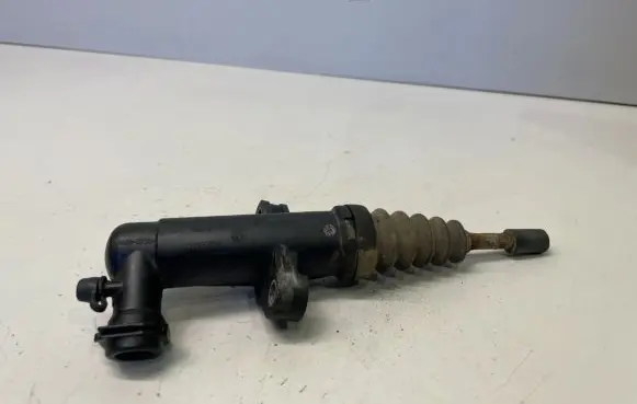 Clutch slave cylinder