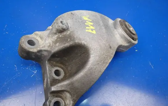 Mercedes-Benz CLA C117 X117 W117 Engine mounting bracket A2462401109
