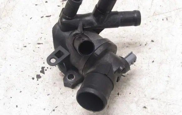 Nissan Pulsar Thermostat housing 