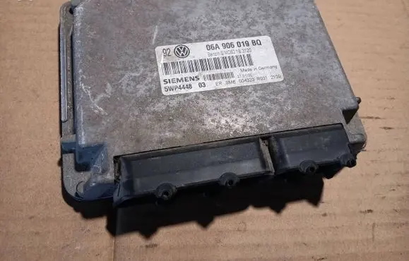 Volkswagen Golf IV Engine control unit/module 06A906019BQ 5WP44480 SM0S21B3120