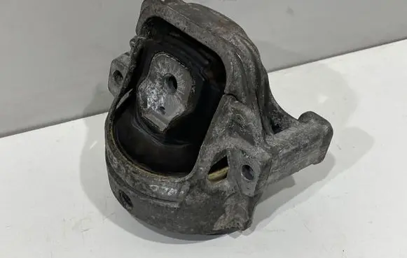 Engine mount bracket