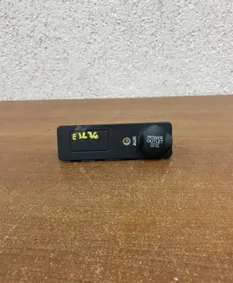 Jaguar XF X250 AUX in-socket connector 8X2319C166 E3276