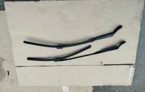 Front wiper blade arm