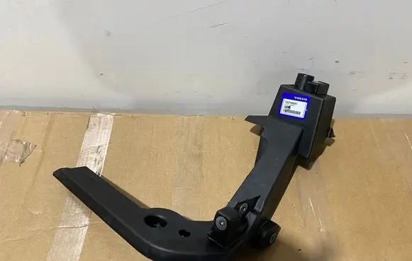 Volvo XC40 Fender mounting bracket 32318691