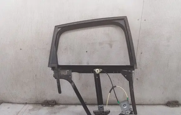Rear door manual window regulator