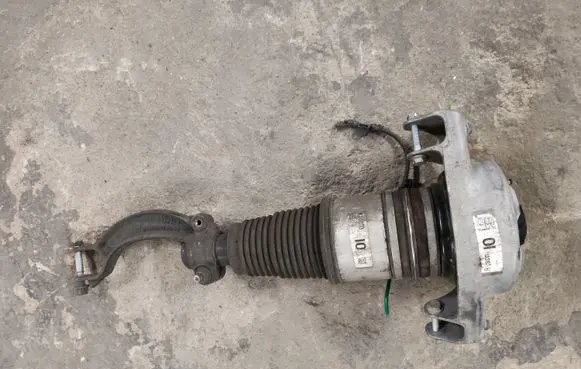 Porsche Macan (95B) Air suspension front shock absorber 95B616039E