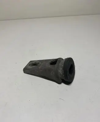Radiator mount bracket