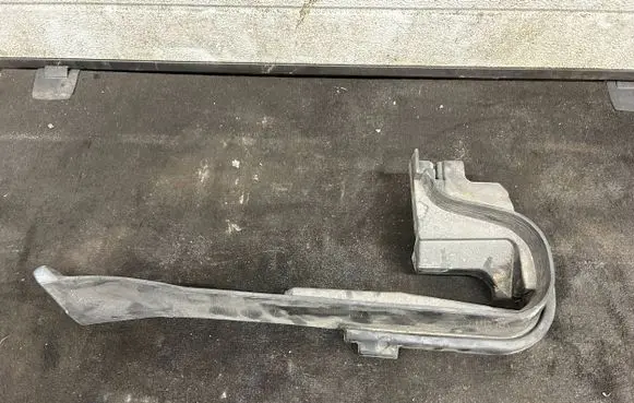 Porsche Macan (95B) Other engine bay part 95B823732A