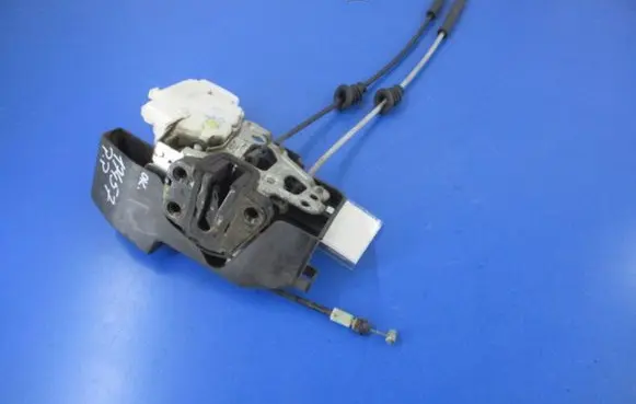 KIA Carens I Front door lock