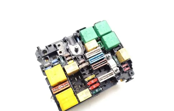 Peugeot 208 I Fuse module 42497206 9673028680
