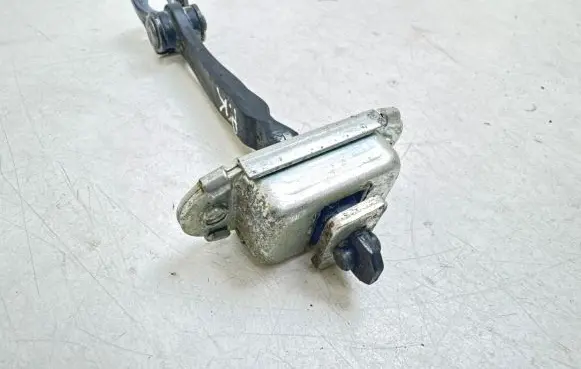 Nissan Qashqai Front door check strap stopper