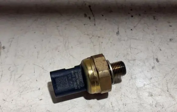 Skoda Octavia Mk3 (5E) Oil pressure sensor 04C906060C 81CP6002