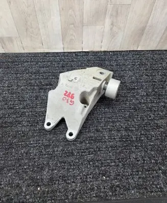 BMW 5 G30 G31 Engine mounting bracket 6864593
