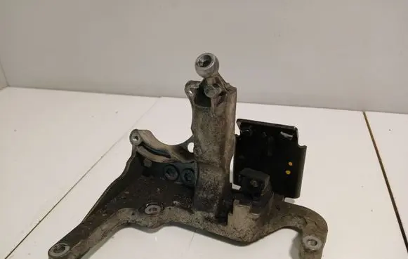 Ford Focus Engine mounting bracket AV6Q9B470BB
