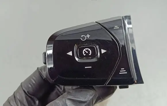 Volvo XC90 Steering wheel buttons/switches 31443498 0830BA 18AUG04